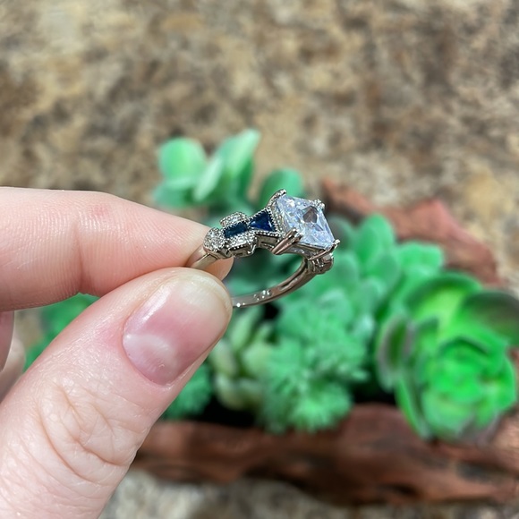 925 Sterling Silver Cubic Zirconia Ring - Picture 7 of 8